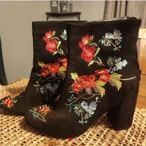 Lady Godiva Stacy Floral Bootie Size 9